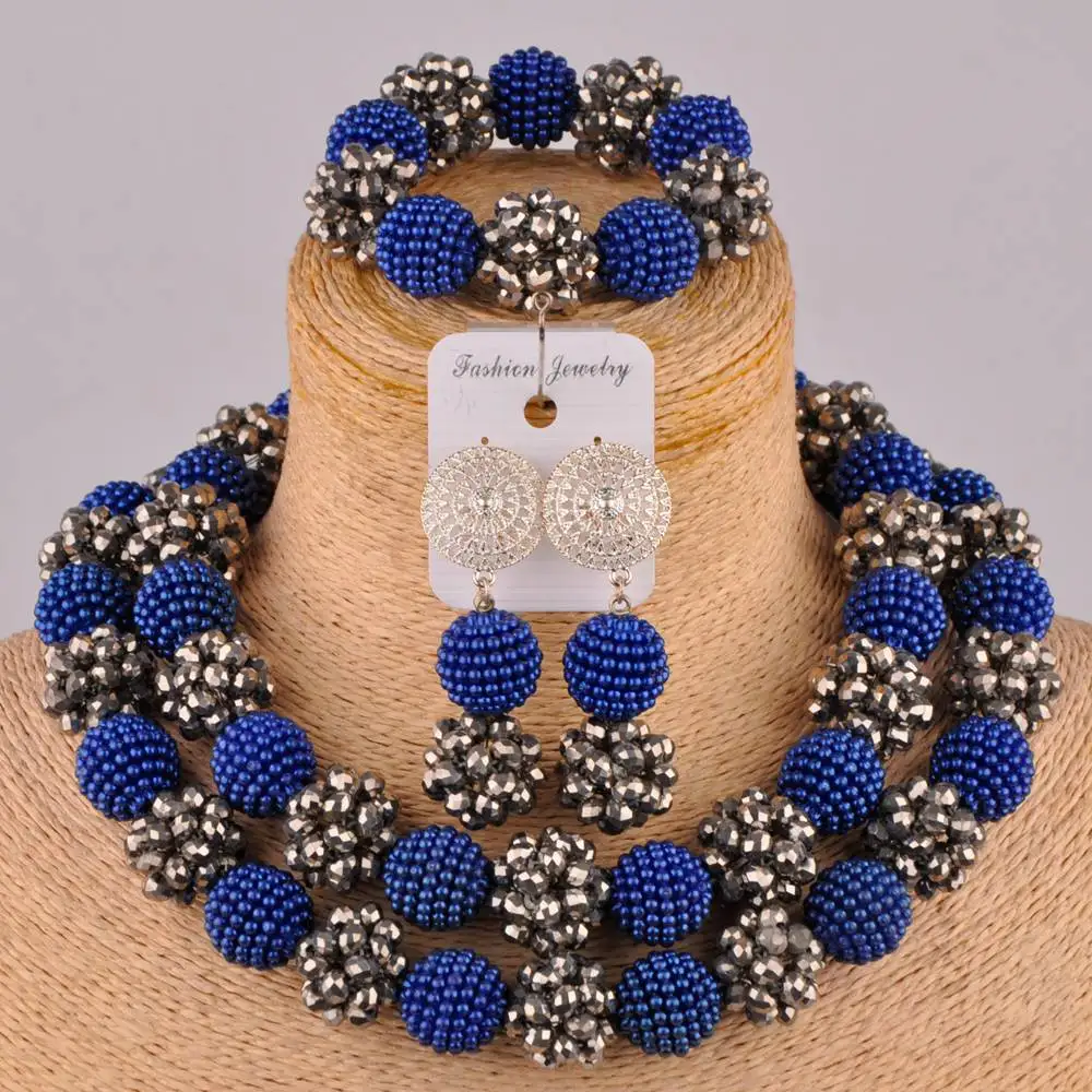 Ярко-синего цвета и с украшениями в виде серебристых кристаллов бисера