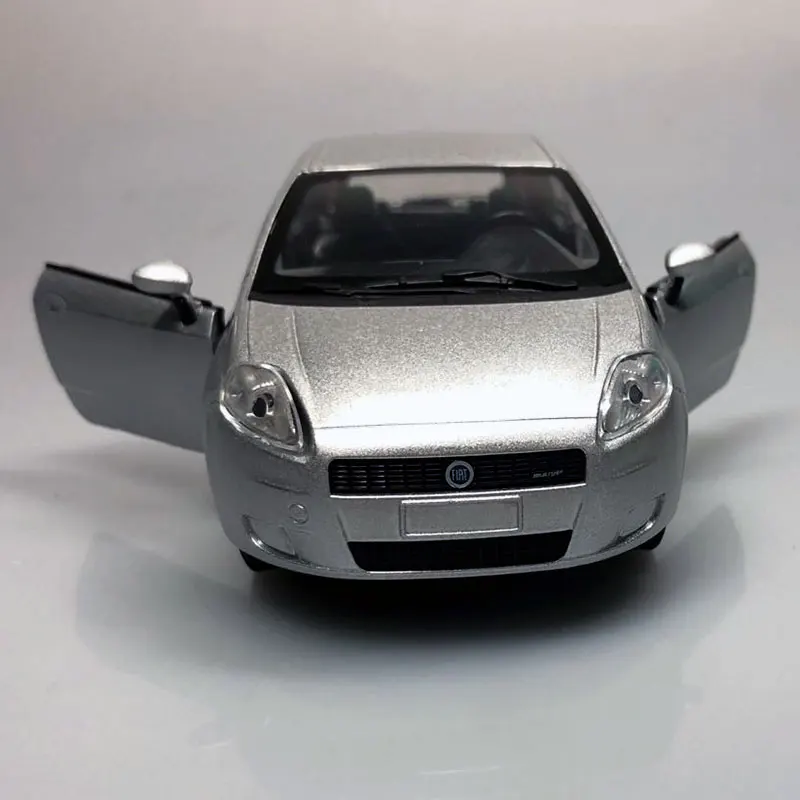 NEWRAY 1/24 масштабная модель автомобиля игрушки FIAT Grande Punto длиной 16,5 см литая под давлением металлическая модель автомобиля игрушка для коллекции, подарка, детей