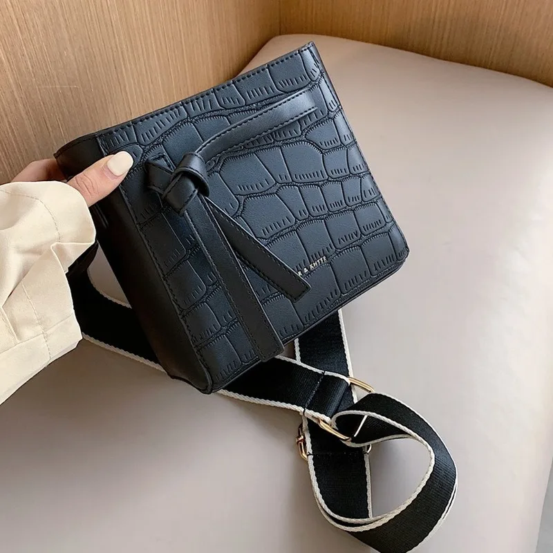 

Autumn and winter wide shoulder strap handbags 2020 new high quality single shoulder messenger bag ladies fashion bucket bag