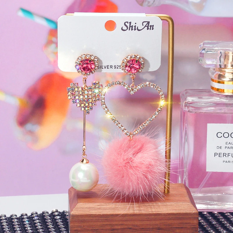 

2019 Fashion Pink Crystal Love Heart Asymmetry Dangle Earrings Temperament Versatile Long Women Earrings