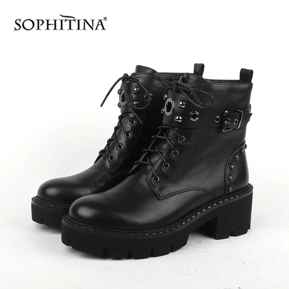 SOPHITINA/Ботинки женские. Модные ботинки из высококачественной натуральной кожи с металлическим украшением и шнуровкой спереди и молнием сбоку. Женсвь на квадратном каблуке; женские ботильоны в байкерском стиле. SC434
