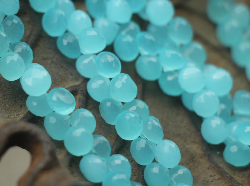 7,4 дюймов VOLLEDIGE Strand, super Fijnste Beste Kleur Aqua Chalcedoon Facet Driehoek в виде репчатого лука Briolettes 7,5-8,0 мм Grote Maat