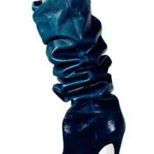 Женские однотонные сапоги до колена; цвет зеленый, синий, фиолетовый, черный; высокие сапоги из натуральной кожи со складками на шпильках с острым носком без застежки