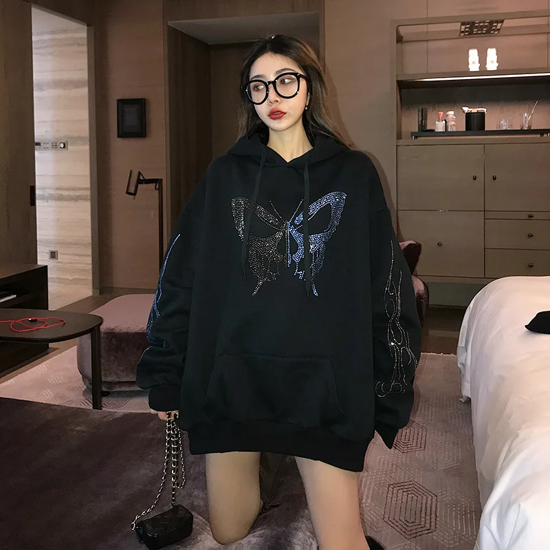 Женская толстовка средней длины свободная белая с капюшоном черный пуловер