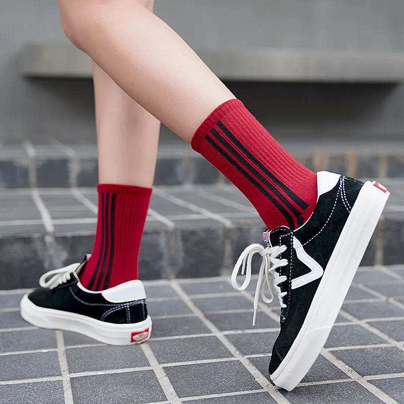 Женские носки в полоску осенние спортивные и свободные новые хлопковые дезодорирующие тренды Новинка счастливые модные нескользящие носки женские