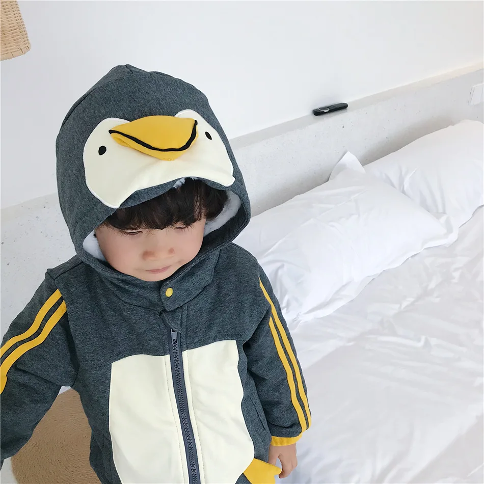 Tonytaobaby/новая осенне-зимняя одежда для мальчиков и девочек; милые бархатные куртки серого цвета с изображением пингвина; детская куртка