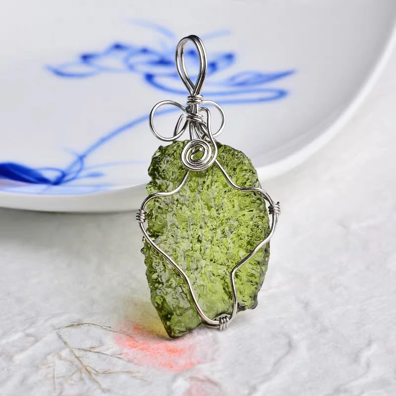 

Горячая Распродажа AAAAA + натуральные зеленые аэролиты из Moldavite, кулон из хрустального камня, energy apotropaic7g-9g/ lot + уникальное ожерелье с бесплатной веревкой