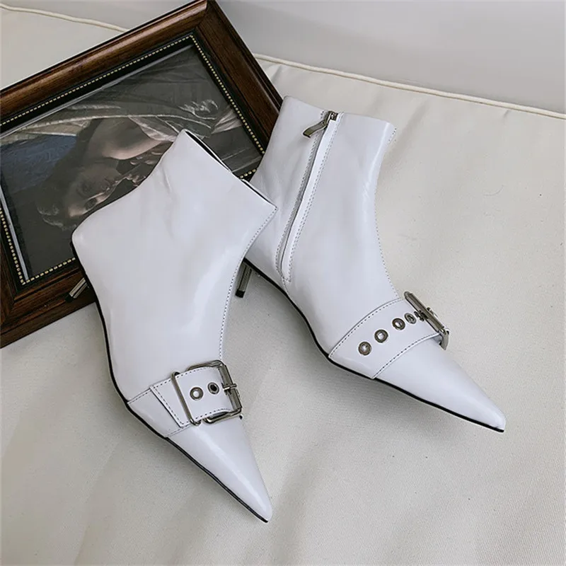 White Heel 4 cm Новинка года; женские ботинки с острым носком, украшенные металлической пряжкой; новые ботинки в байкерском стиле; удобные ботинки из натуральной кожи на тонком металлическом каблуке с боковой молнией - Цвет: White Heel 4 cm