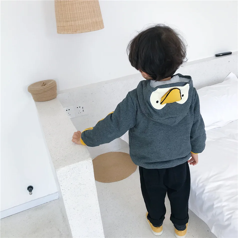 Tonytaobaby/новая осенне-зимняя одежда для мальчиков и девочек; милые бархатные куртки серого цвета с изображением пингвина; детская куртка