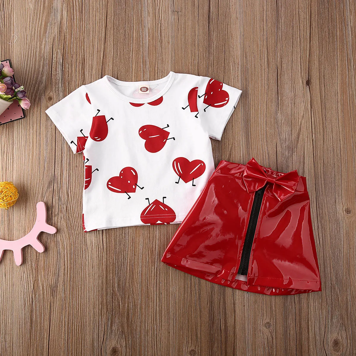 Модная одежда для девочек на День Святого Валентина; топы с короткими рукавами для маленьких детей; однотонные кожаные юбки на молнии с принтом в виде сердечек; комплект одежды для малышей