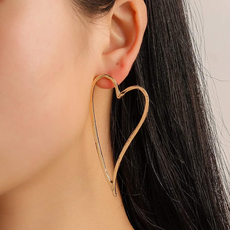 

Quick Selling and Hot Selling Personality Hollow Earrings Simple Temperament Metal Peach Heart Earrings