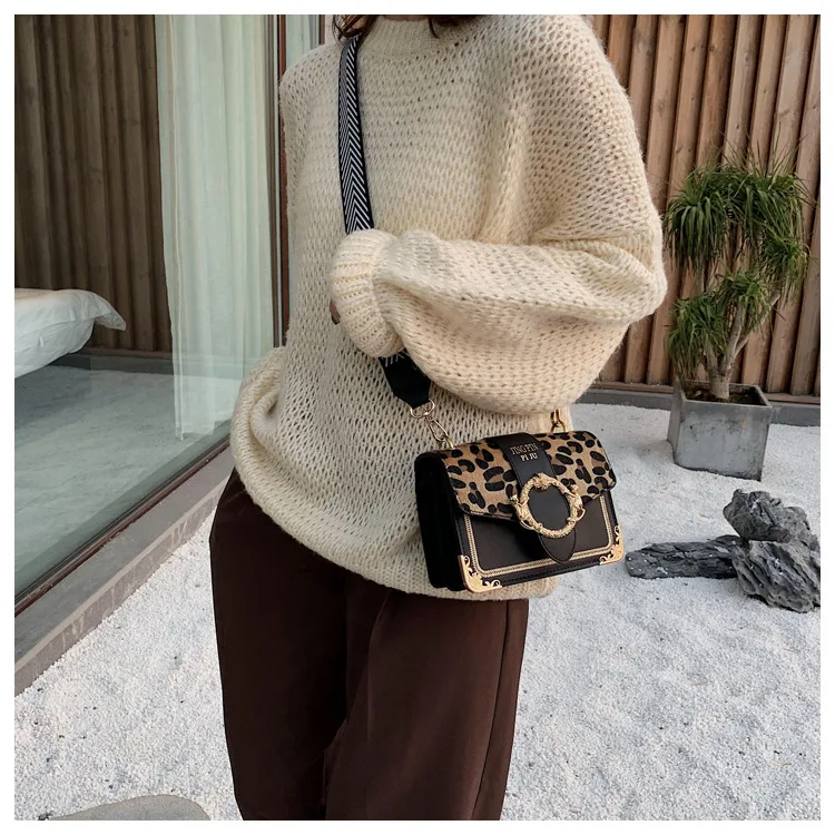 Individually designed leopard-strap wide shoulder strap square shoulder bag Width 18cm high 13cm thickness 8cm