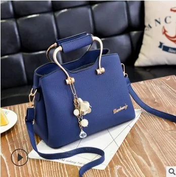 

The new 2019 web celebrity is a casual cross-body chain bag