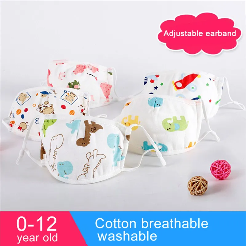 Fille souriante avec masque enfant réutilisable en coton vert à motifs fleurs, antipoussière pour 0-12 ans