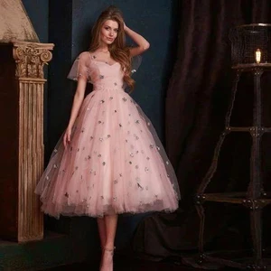 Vestidos rosas de princesa para baile de graduación, vestidos de tul con cuello redondo, apliques de longitud de té para mujer, vestidos elegantes de fiesta para Homecoming 2021
