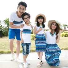 Семья подходящая друг к другу одежда летняя одежда для мамы и дочки, цвета: Королевский синий, сезонная Пляжное длинное платье отец и футболки для сына Семейный комплект одежды
