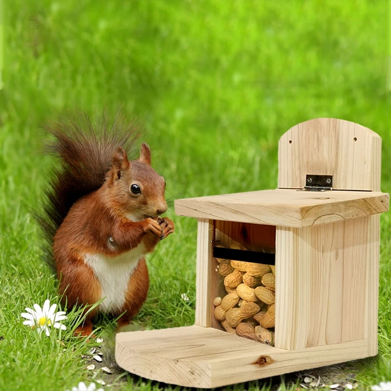 Squirrel-Feeder-Box-Wooden-Squirrel-Feeding-Station-Durable-Weatherproof-Squirrel-Feeding-House-with-Openable-Cover.jpg Mókus Adagoló Doboz Fa Mókus Etetőállomás Tartós Időjárású Mókusos Etetőház Nyitható Borítóval - Image 1