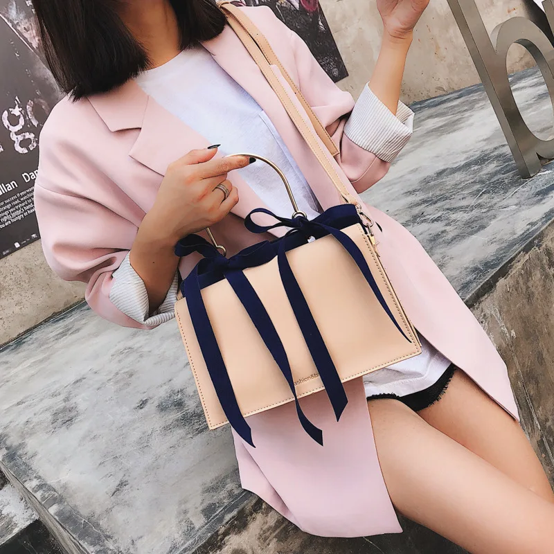 

Korean stereo trapezoidal generous gold velvet double bow shoulder diagonal portable women's bag