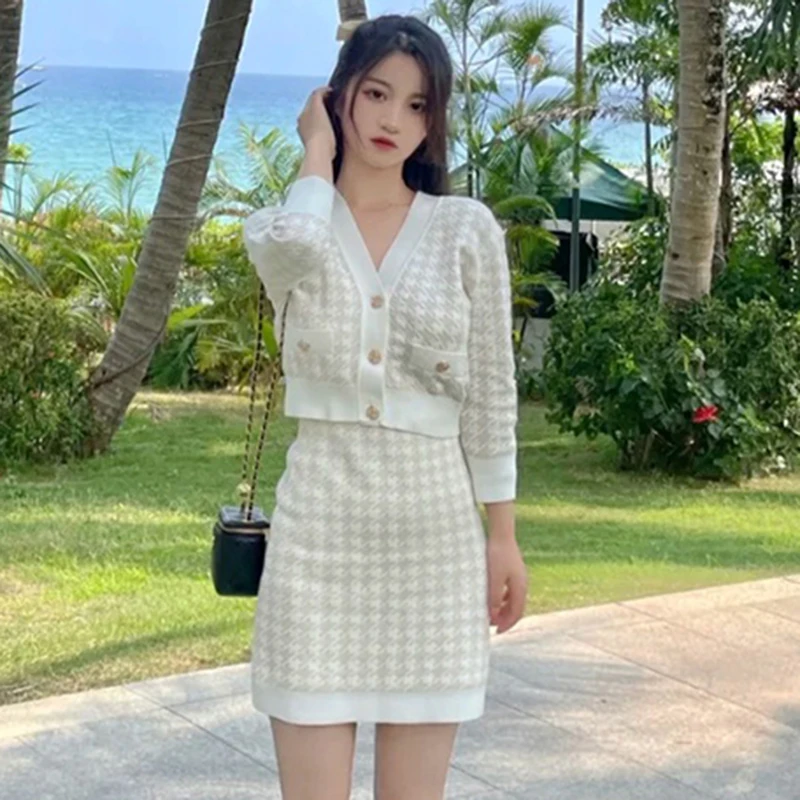 Вязаный свитер в клетку с узором гусиные лапки на пуговицах жемчугом + мини-юбка