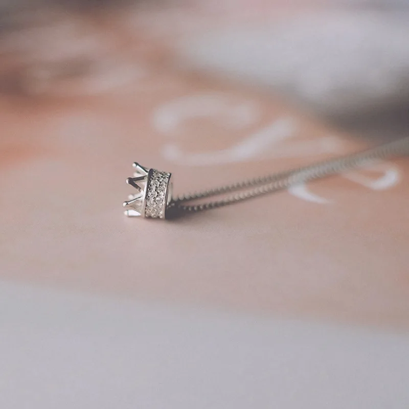 

Simple Day South Korea Women's Accessories Micro Zircon Crown Pendant Necklace Women's Elegant Normcore Style Choker