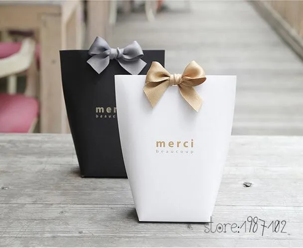 

30pcs Upscale Black White Bronzing Candy Box Wedding Favors Gift Package for Guests Birthday Paty Candy Bags With Ribbon Decor