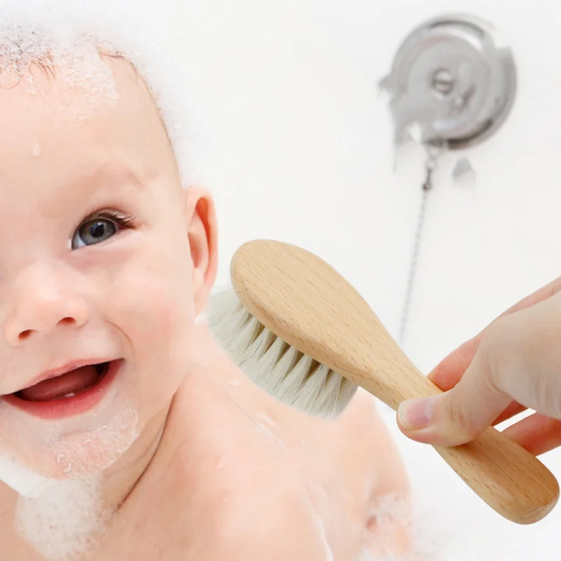 Mamá peine a un bebé recién nacido con un cepillo especial para el cabello.  Concepto de maternidad. Higiene del bebé Fotografía de stock - Alamy