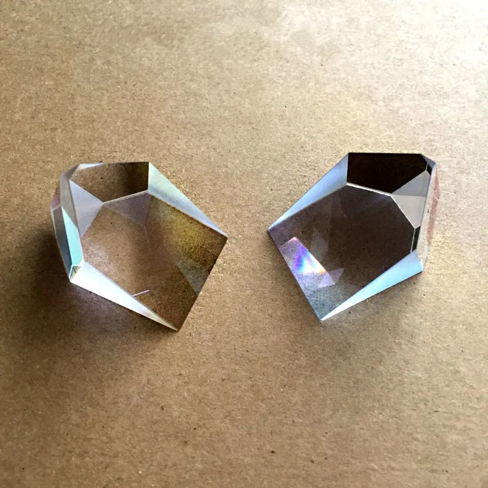 

Photography of Rainbow Mitsubishi Mirror By Prow Prism with Optical Glass Half Roof and Polygon Profile