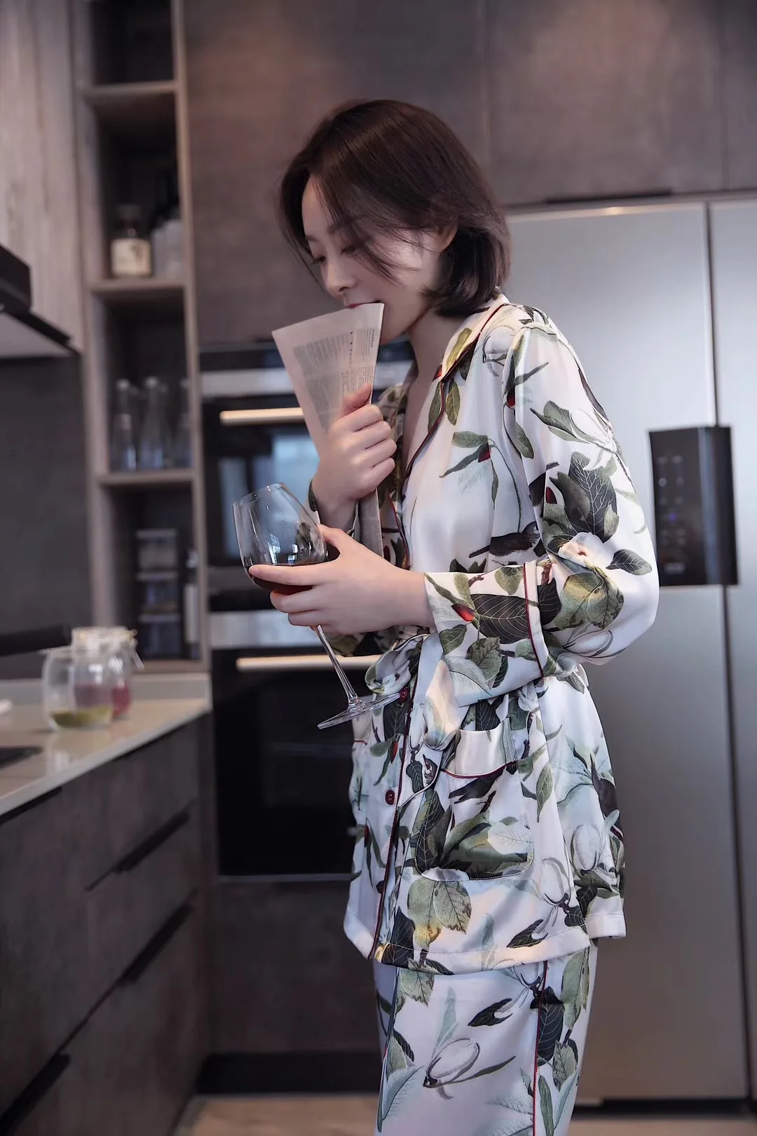 Женская одежда для сна, пижамный комплект, Классическая Женская весенне-летняя и с длинным рукавом, Новая передняя пряжка, ремень, элегантная Домашняя одежда, костюмы