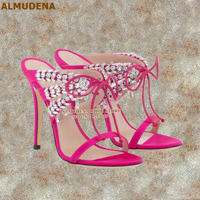 ALMUDENA; шикарные босоножки на высоком каблуке со стразами; цвет фуксия; атласная ткань; свадебные туфли с перекрестными ремешками и бабочкой; розовые туфли на шпильках
