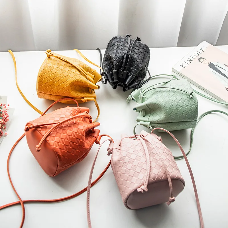 

Rhombus Embossed Weaving Bucket Bag 2019 Versitile Fashion Large Capacity Mobile Phone Change Shoulder Bag Shoulder Handbag