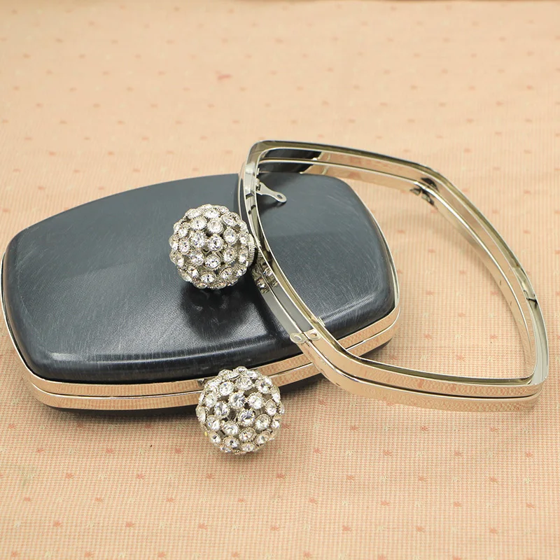 Винтажная металлическая оправа для кошелька серебристая размером 18 см с