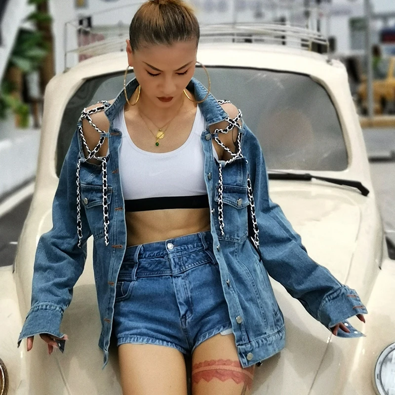 TWOTWINSTYLE с цепочкой, с открытой спиной, сексуальная джинсовая куртка для женщин, воротник с лацканами, длинный рукав, с открытыми плечами, пальто, женская мода, летняя волна
