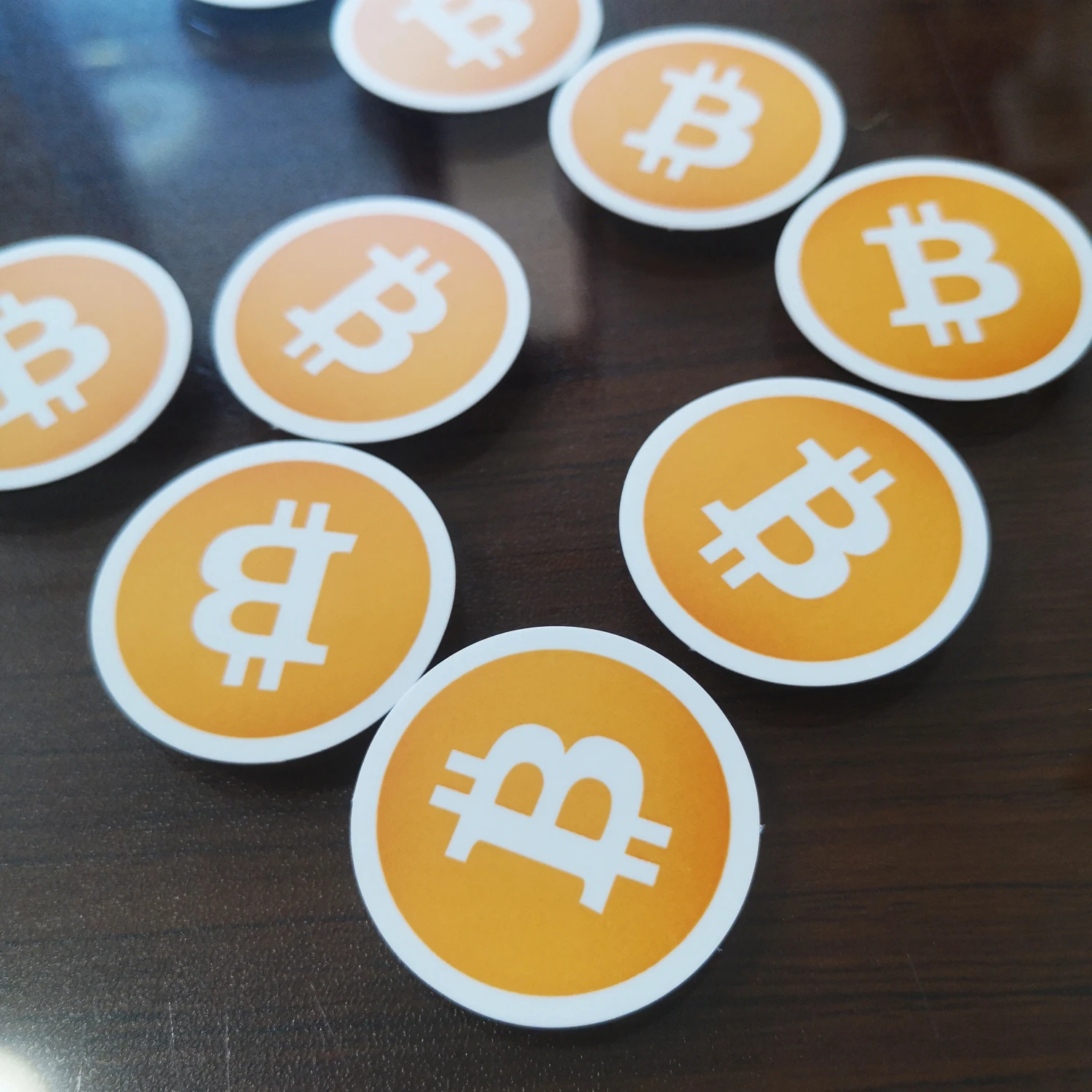 20pcs 3.5cm BITCOIN 로고 스티커 방수 찢어짐 방지 흰색 PVC Cryptocurrcies 팬 홍보를 위해 개별적으로  잘라-Freehip.co.kr