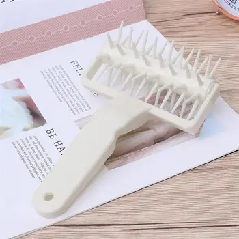 

Plastic Baking Spike Roller Pastry Pizza Dough Docker Roller (Random Color)