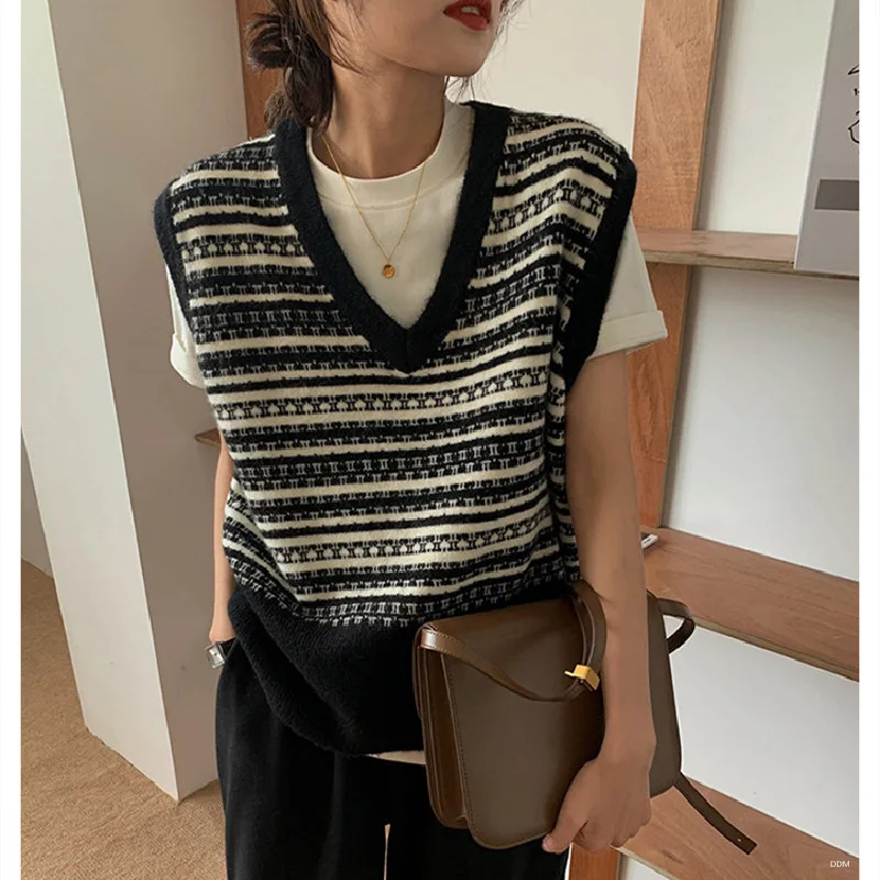

Women's Vest Knitted 2021 Autumn Winter Black White Stripe Retro V-neck Sleeveless Casual Loose Pullover Tops Female Outerwear