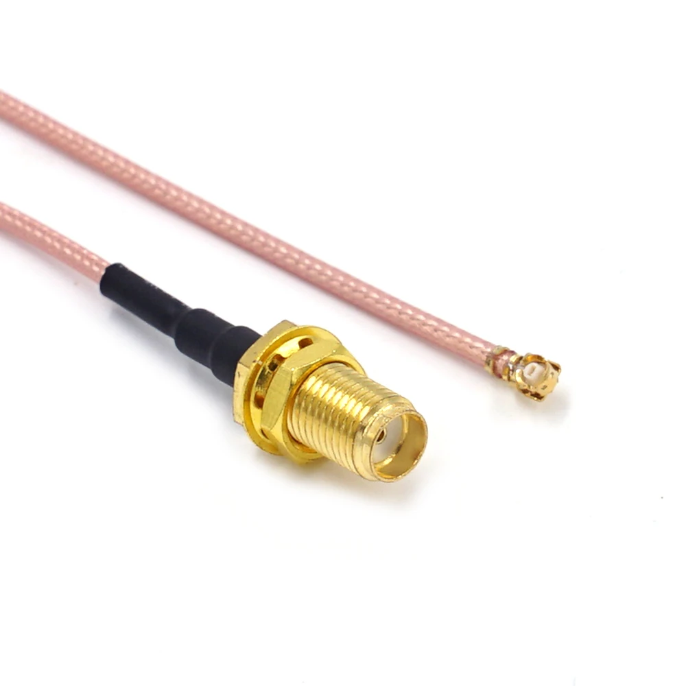 Connecteurs U.FL et RP-SMA SMA femelle du câble antenne 5/15cm pour FPV WiFi, sur fond blanc.