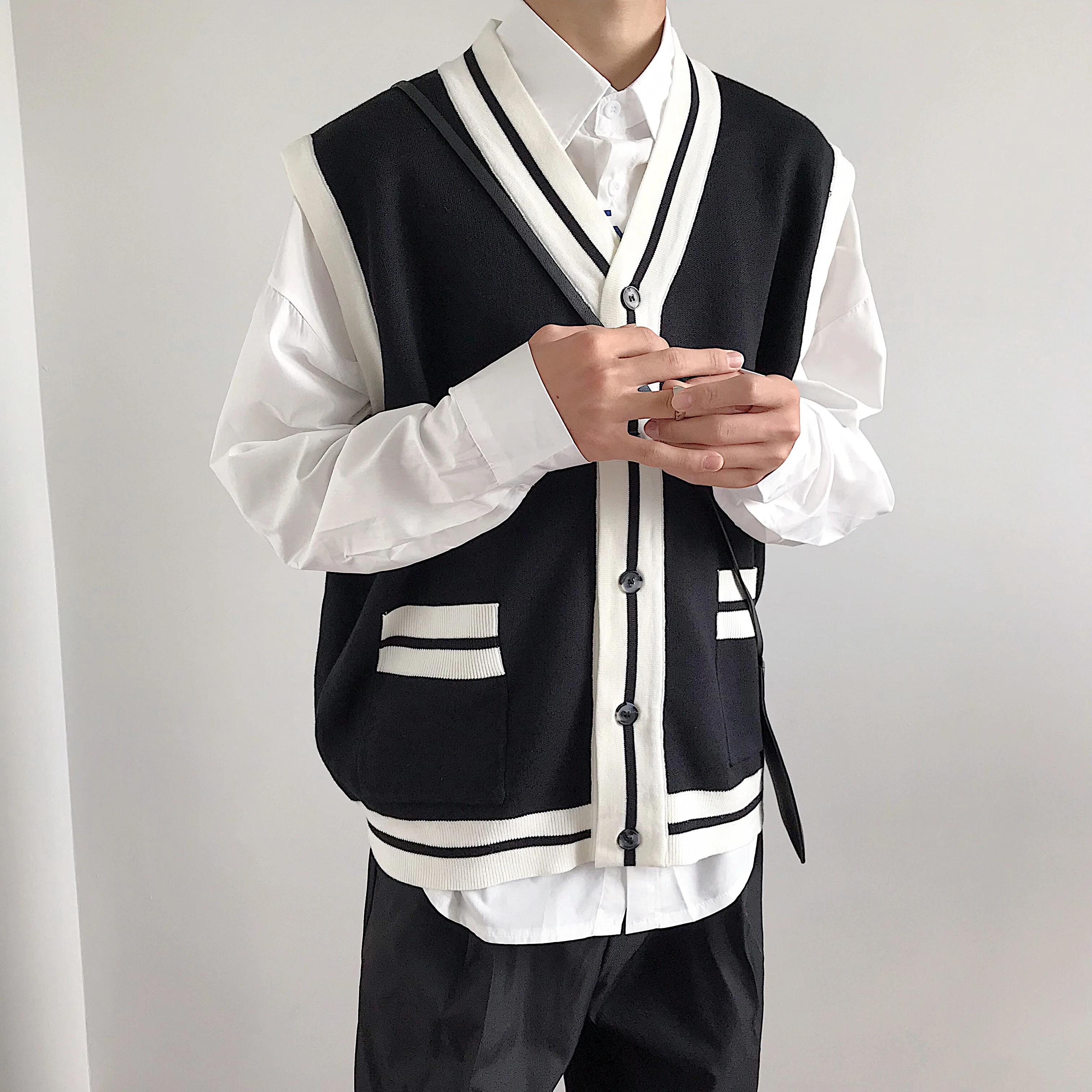 

2021 autumn simple black and white color matching woolen vest men's waistcoat sleeveless retro ins knitted cardigan