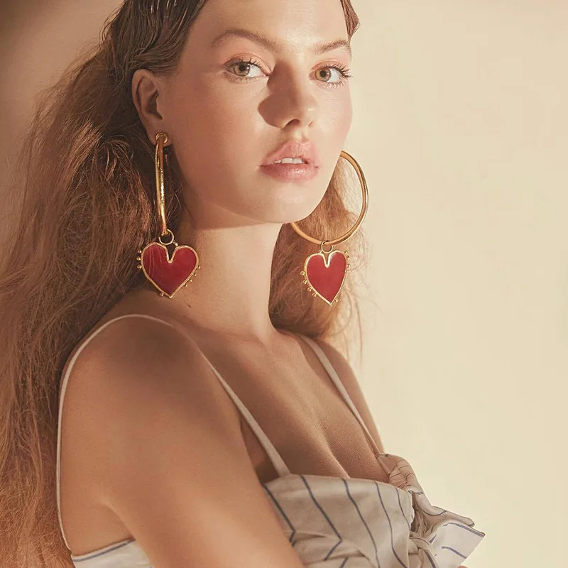 Новейшие модные ювелирные изделия, медные винтажные Золотые Большие серьги-кольца с красным сердцем, очаровательные женские серьги в уличном стиле