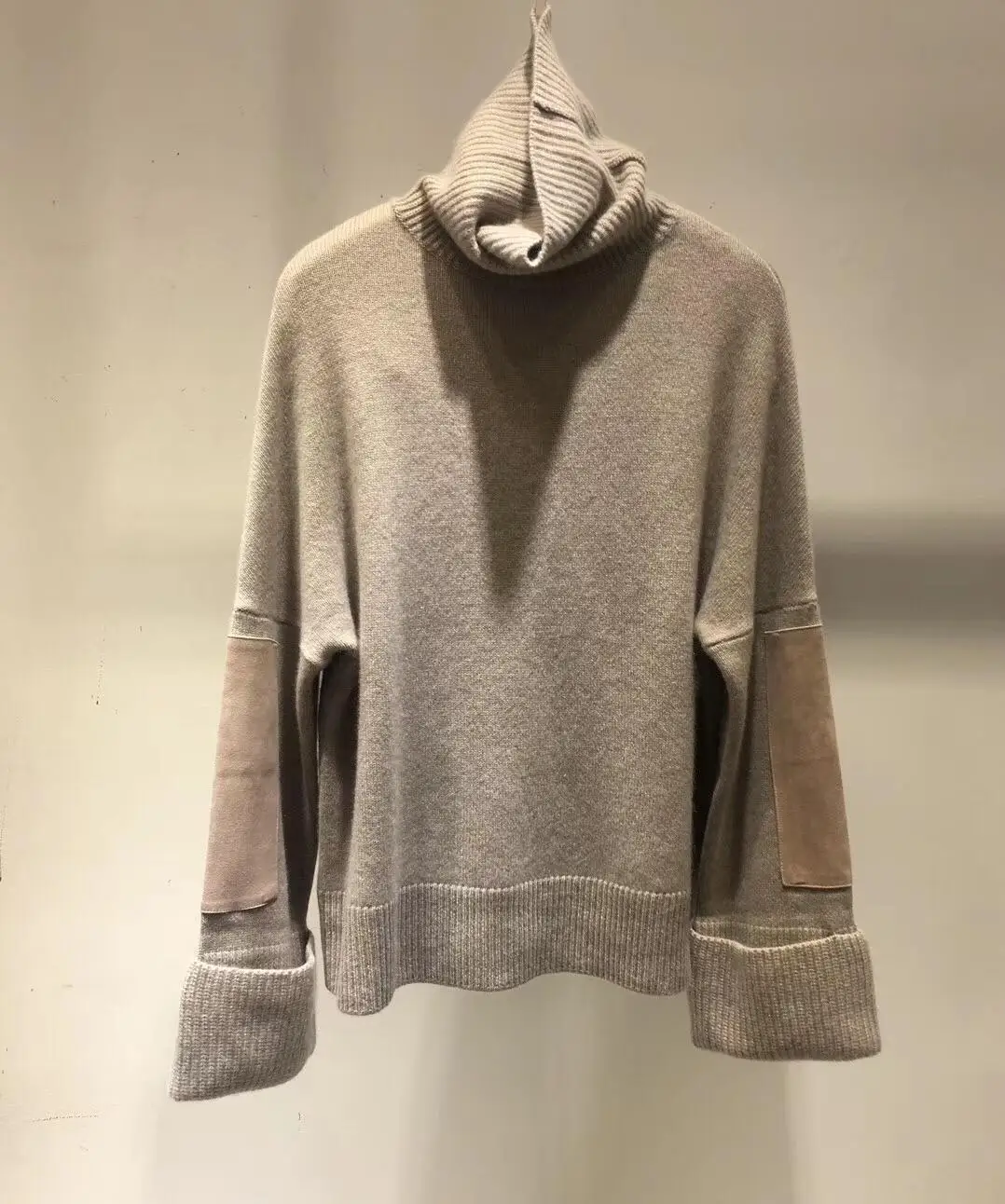

2019 new ladies fashion long-sleeved sexy high-necked large cuff stitching lambskin pullover 0907