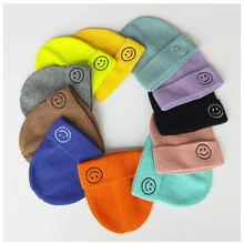 Вязаная Шапочка с вышитым смайликом ярких цветов для родителей и детей; сезон осень-зима; шапка для спорта на открытом воздухе; вязаная шапка