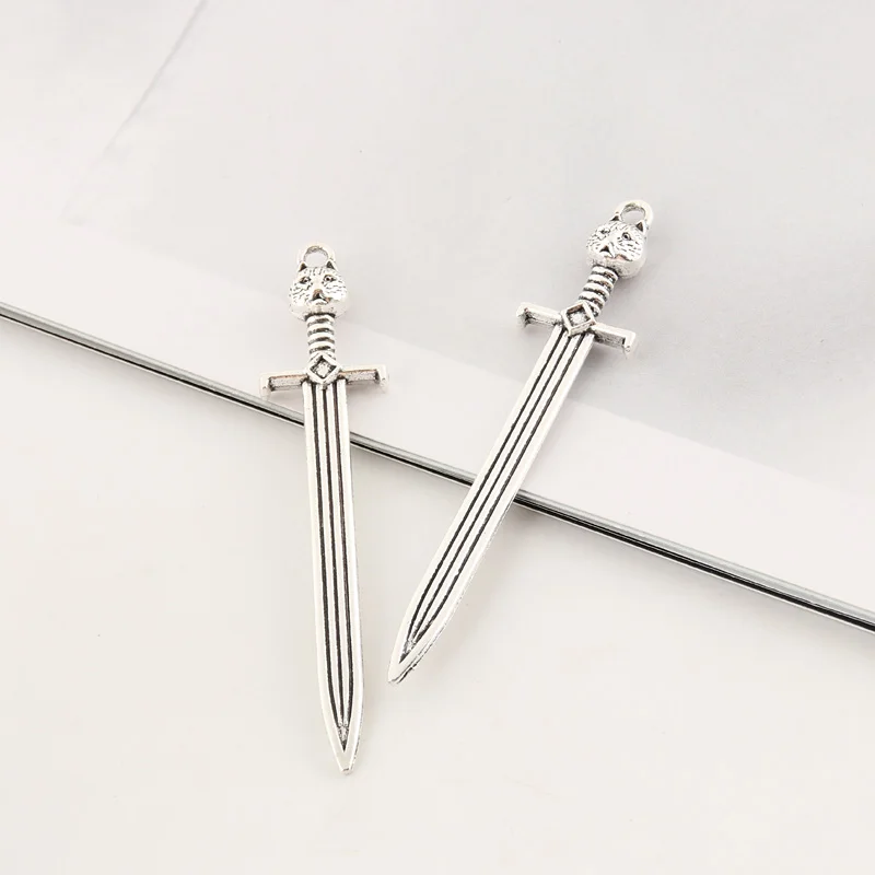 15 個シルバーカラークロス剣チャームコネクタ武器ペンダント DIY 金属