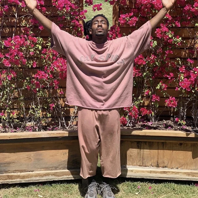 Camiseta do Sunday Service de Kanye West: Uma declaração de estilo da moda urbana