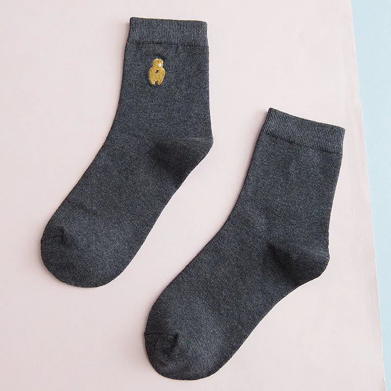 Красный Women Cotton Socks All Seasons Fashion New Embroidered Cartoon Animal Mid Tube Ladies College Style Short Sock AA07 - Цвет: Красный