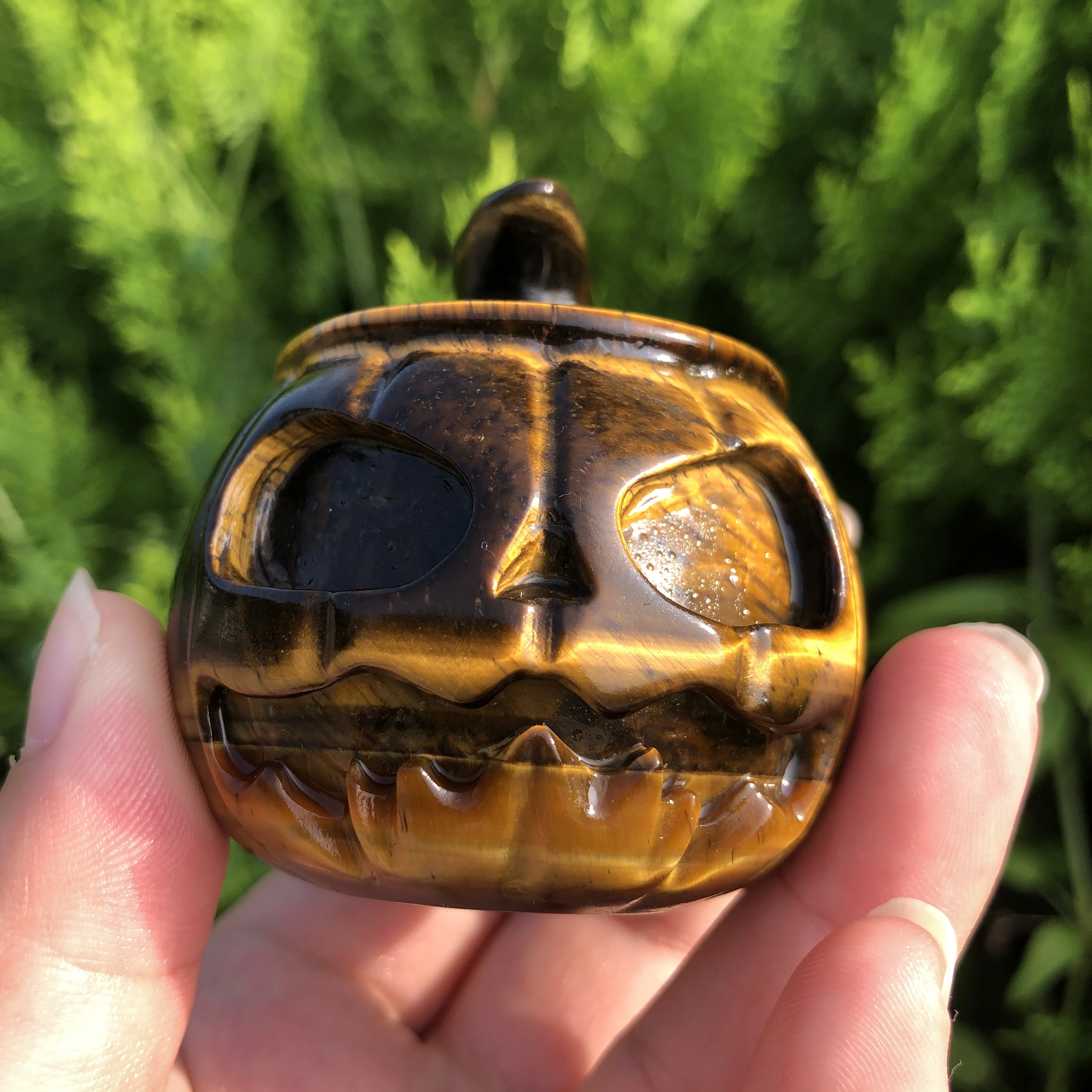 

1pcs Yellow Tiger Eye Ghost Face Pumpkin Hand Healing Carved Twinkle Crystal Pumpkin For Halloween Gift