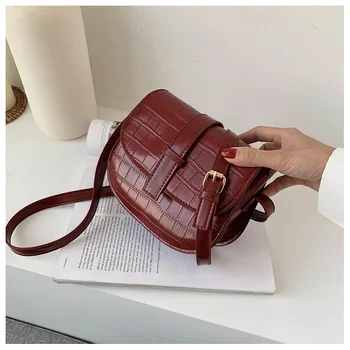 

2020 new crocodile pattern buckle small bag texture messenger fashion casual bag Korean atmospheric saddle female bag