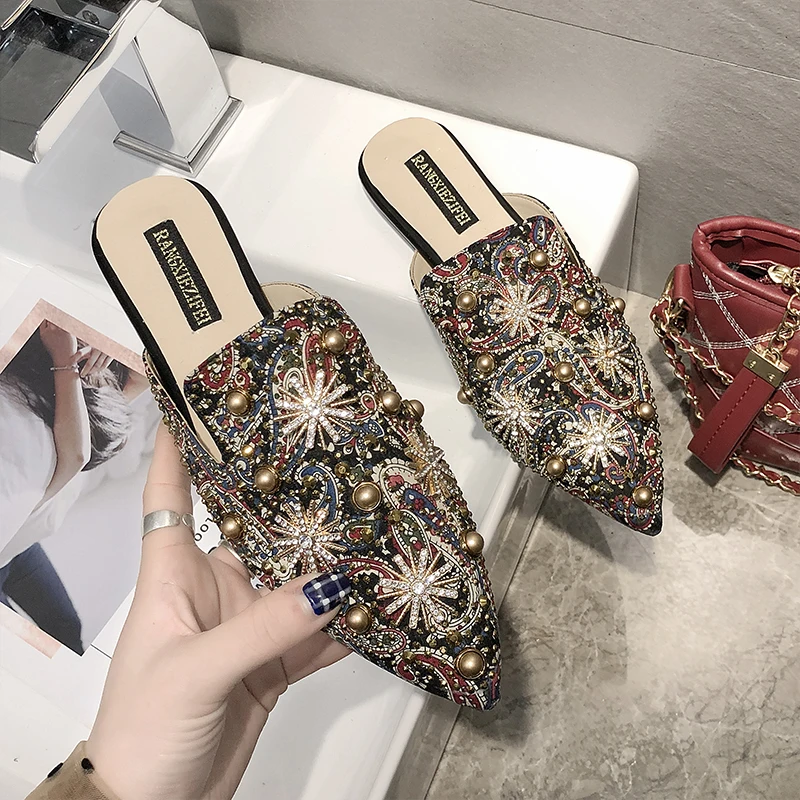 Весенние женские тапочки с кристаллами и бриллиантами; тапочки на плоской подошве; обувь с вышивкой и заклепками; тапочки в национальном стиле