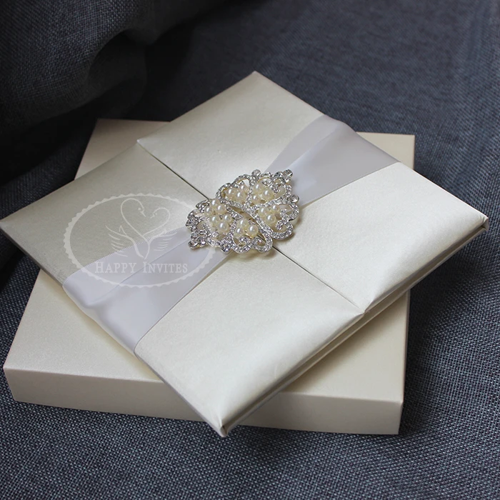 HI2003-08 Custom Gate-Fold Style Silk Folio Wedding Invitation with Ribbon and Brooch Factory Price More Colors Optional