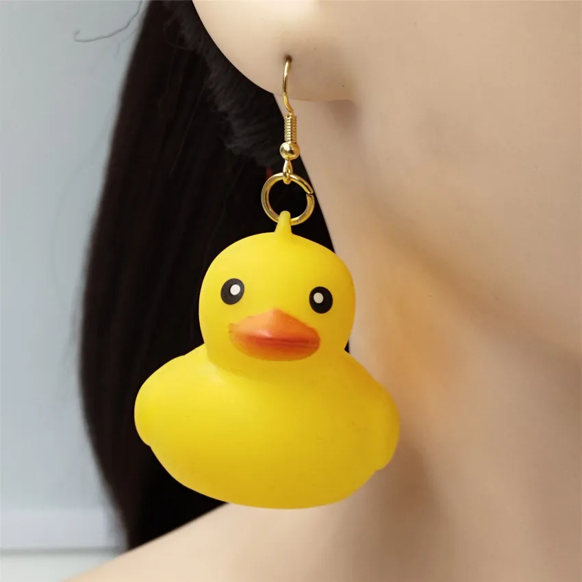 Novo 3d pequeno pato banana sorriso gota brincos macio plutônio bola dos desenhos animados animal brincos para senhoras menina elegante festa de férias