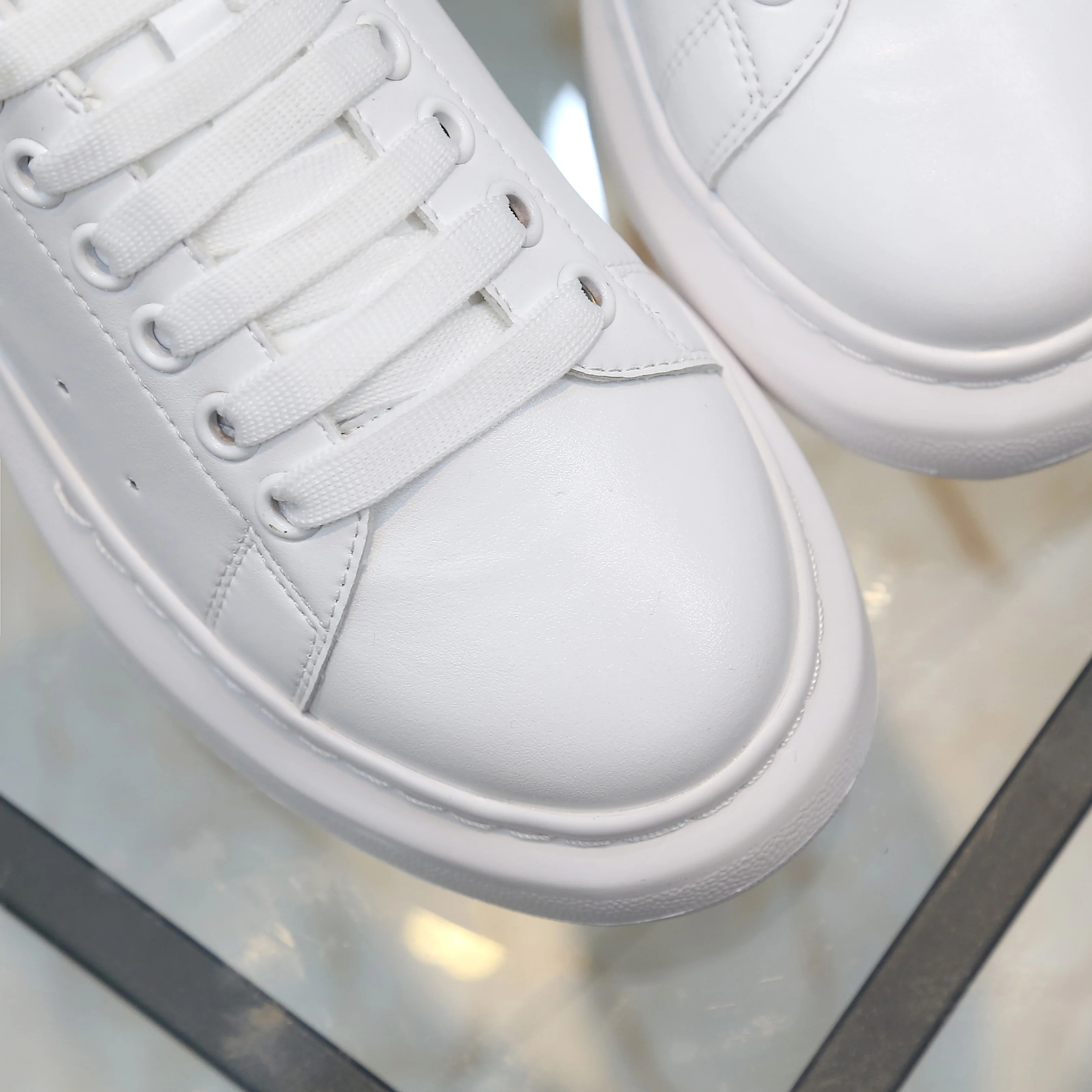 Роскошные брендовые модные белые кроссовки; женская обувь из натуральной кожи на плоской подошве; повседневная обувь для девочек; светящаяся обувь
