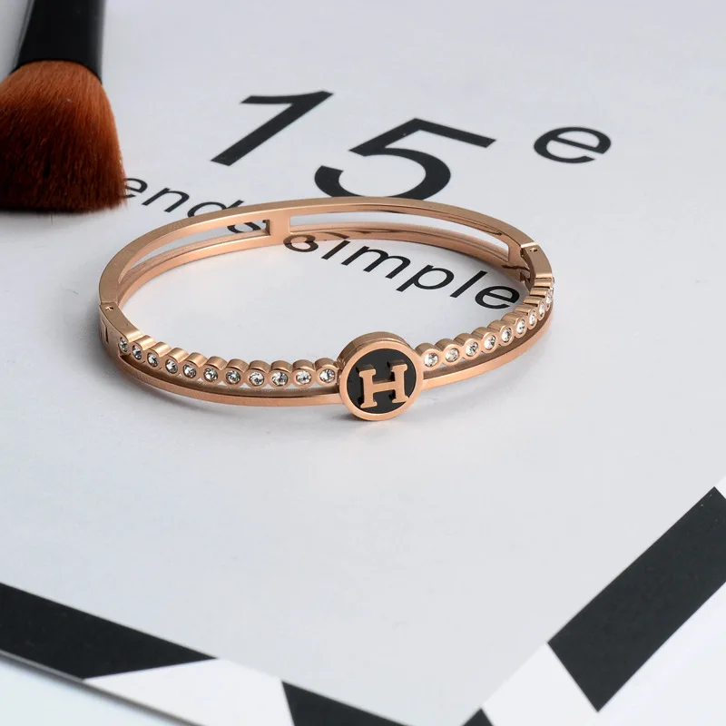 

Versitile Fashion Simple Lettered H-Titanium Steel Rose Gold Bracelet Does Not Fade Anti-Allergy Bracelet